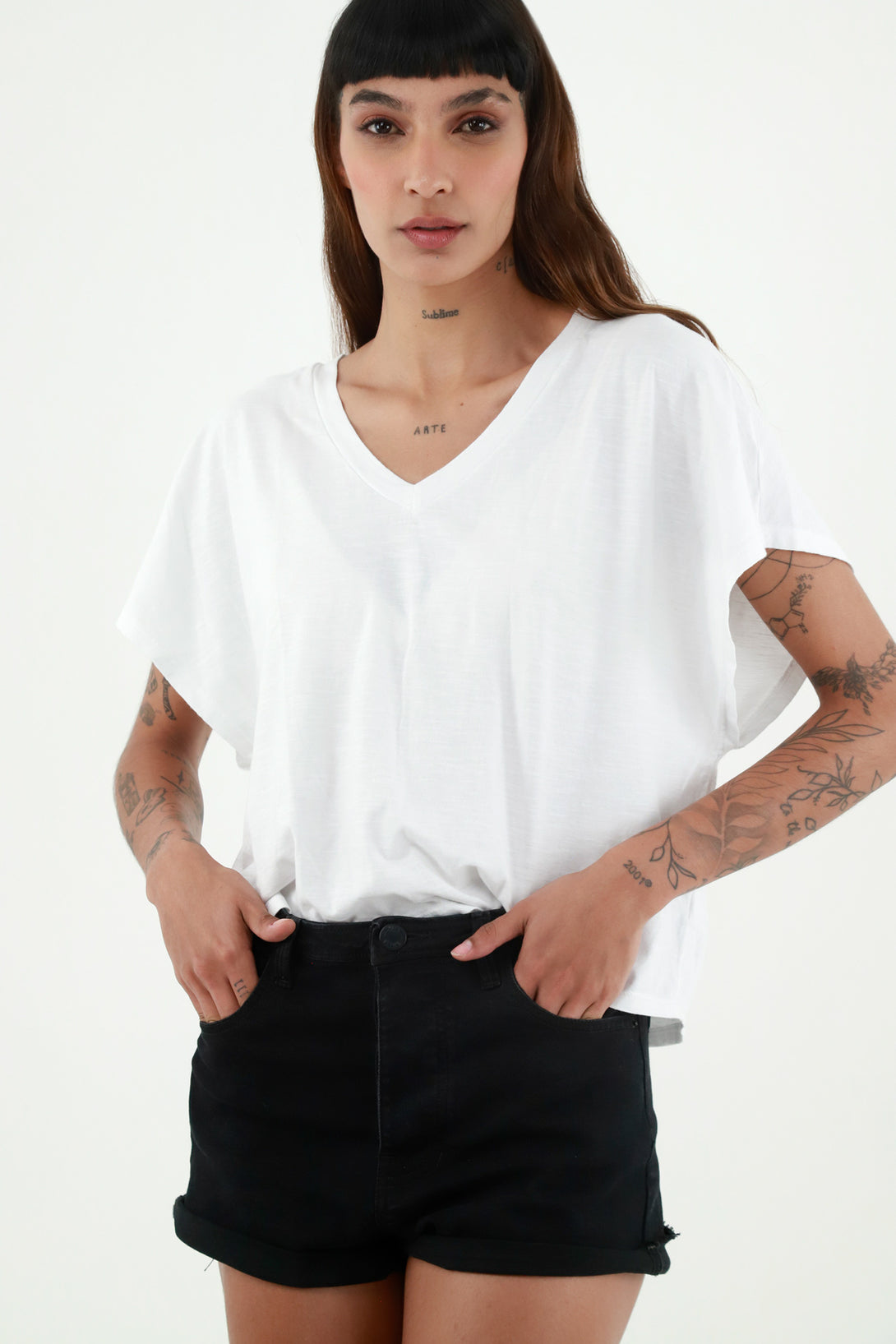 Camiseta blanca con escote en V para mujer