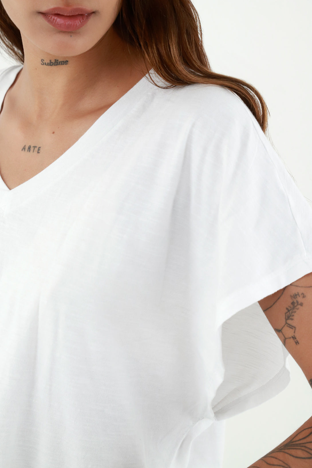 Camiseta blanca con escote en V para mujer