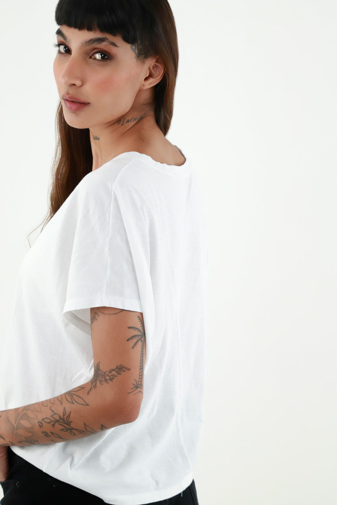 Camiseta blanca con escote en V para mujer