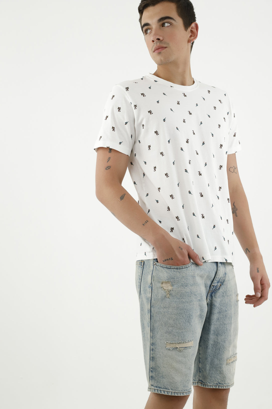 Camiseta crudo con mini prints de serpientes para hombre