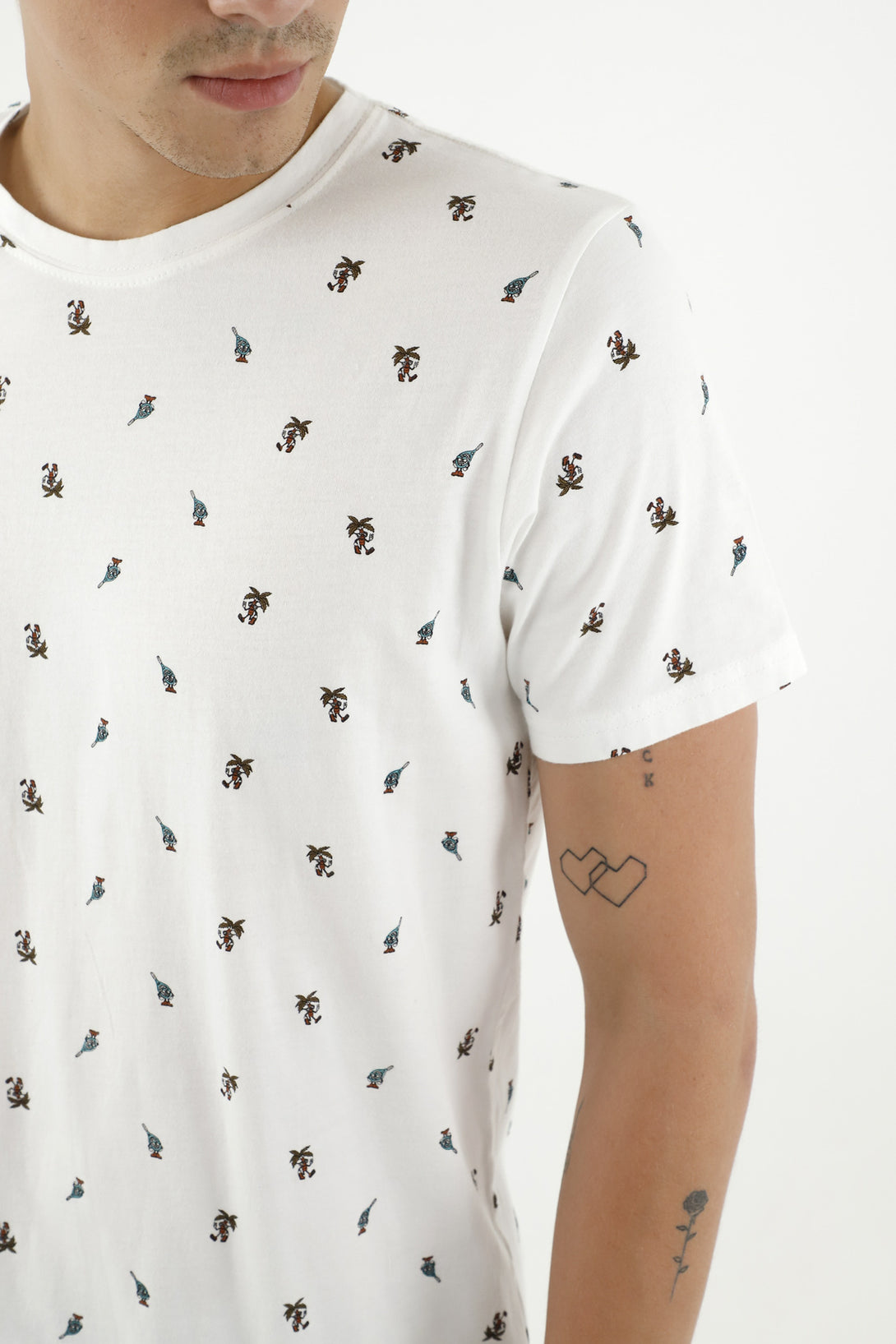 Camiseta crudo con mini prints de serpientes para hombre