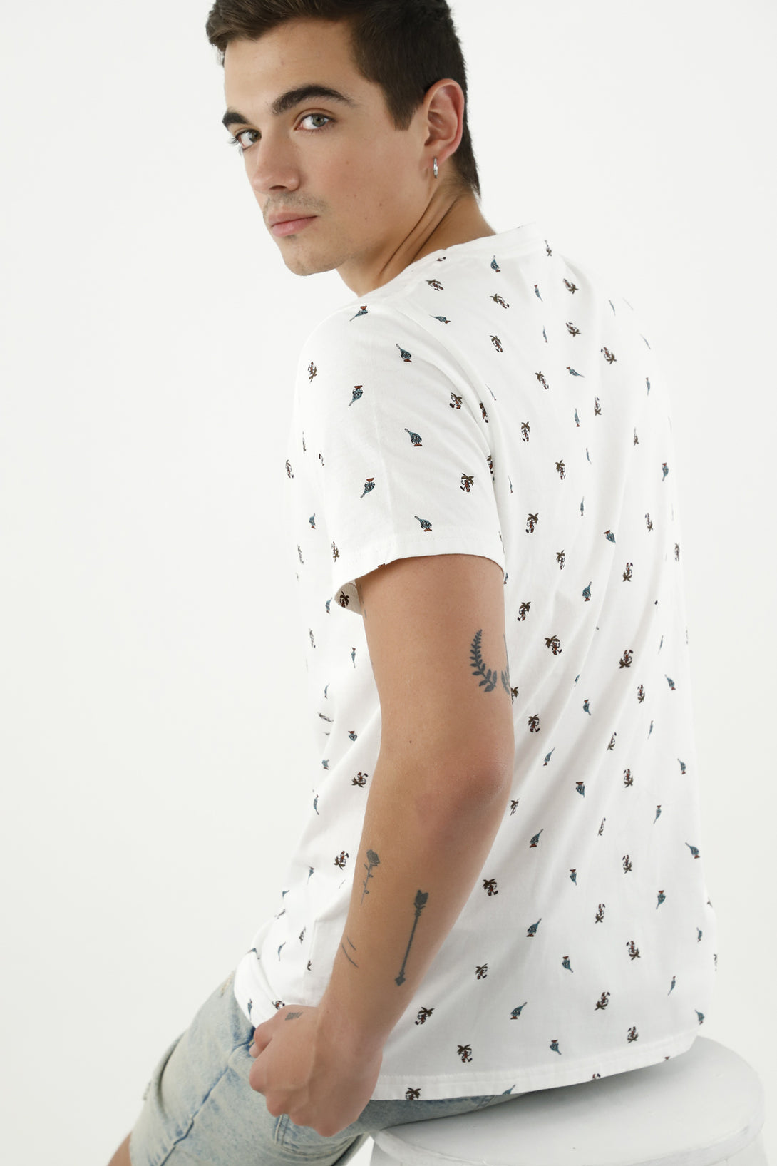 Camiseta crudo con mini prints de serpientes para hombre