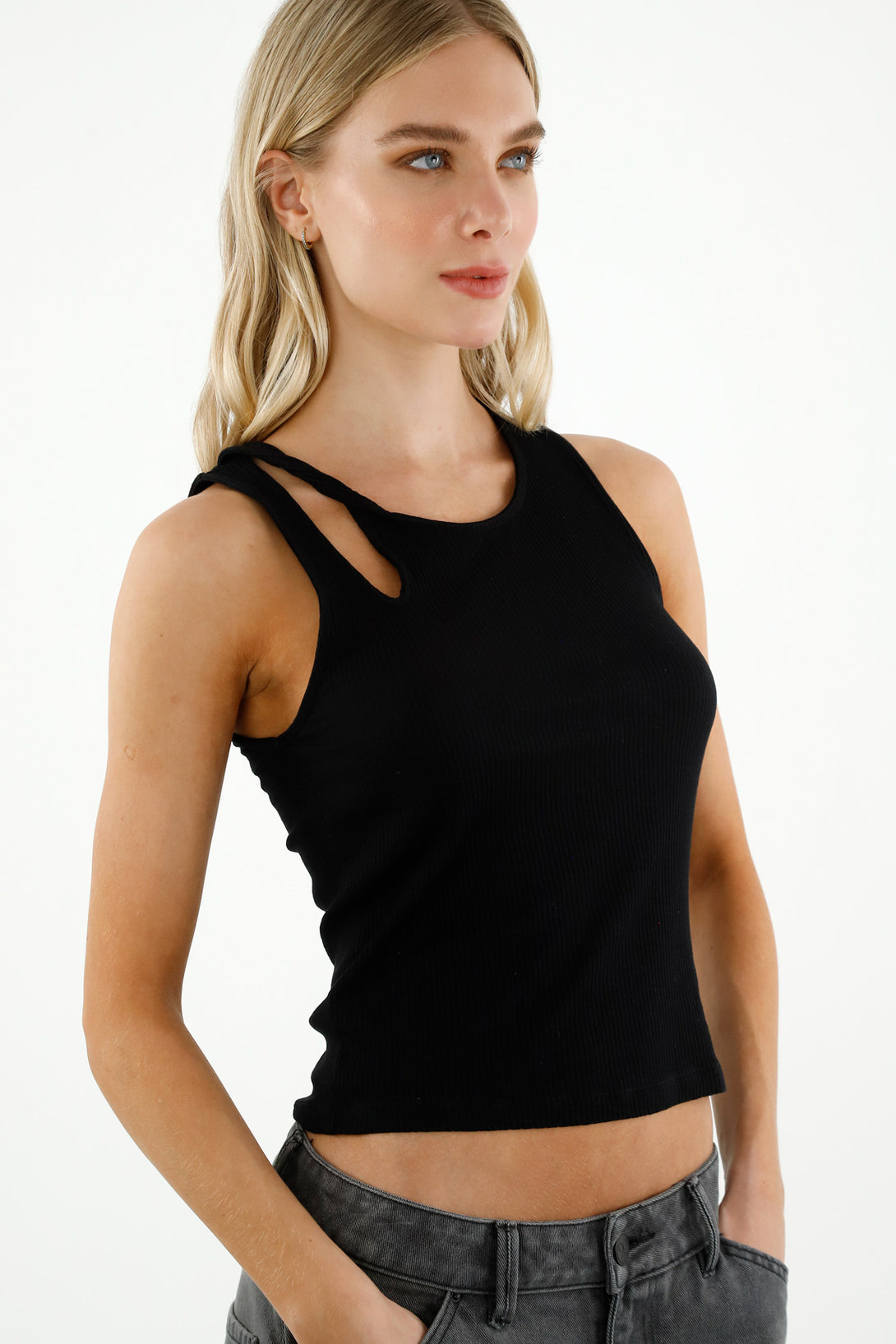 Camiseta con abertura en hombro negra para mujer