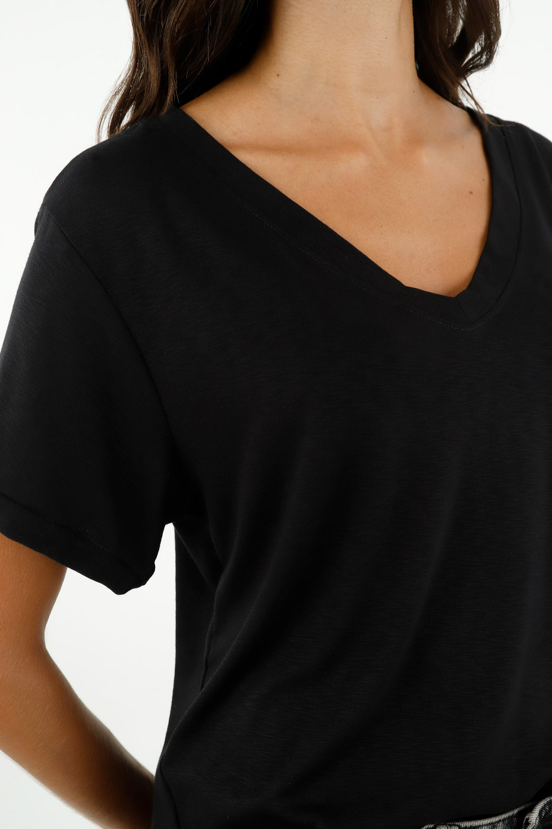 Camiseta con tela texturizada negra para mujer