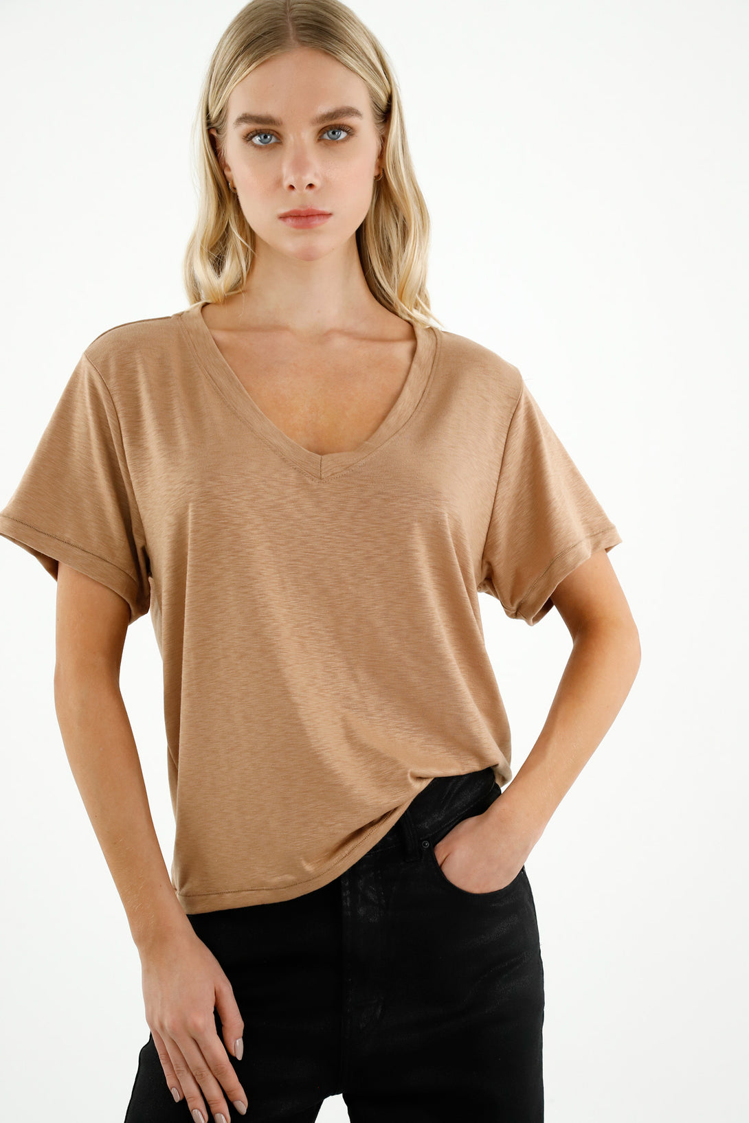 Camiseta con tela texturizada café para mujer