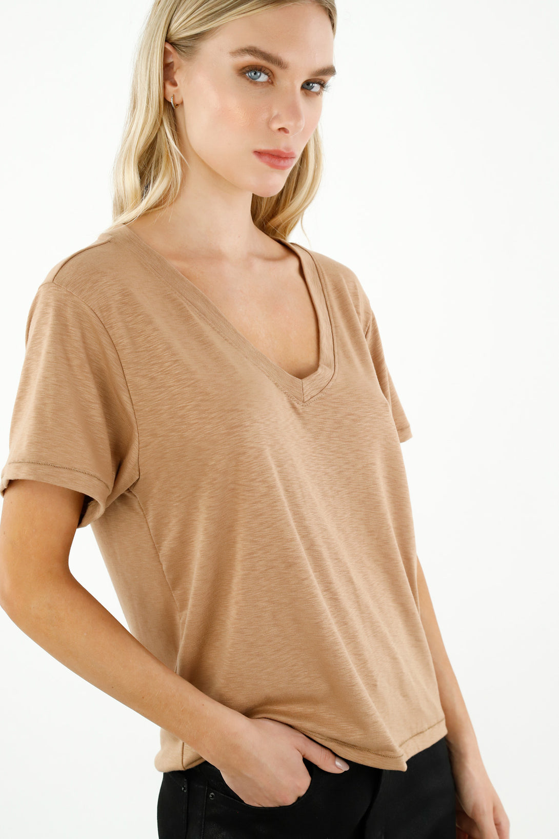 Camiseta con tela texturizada café para mujer