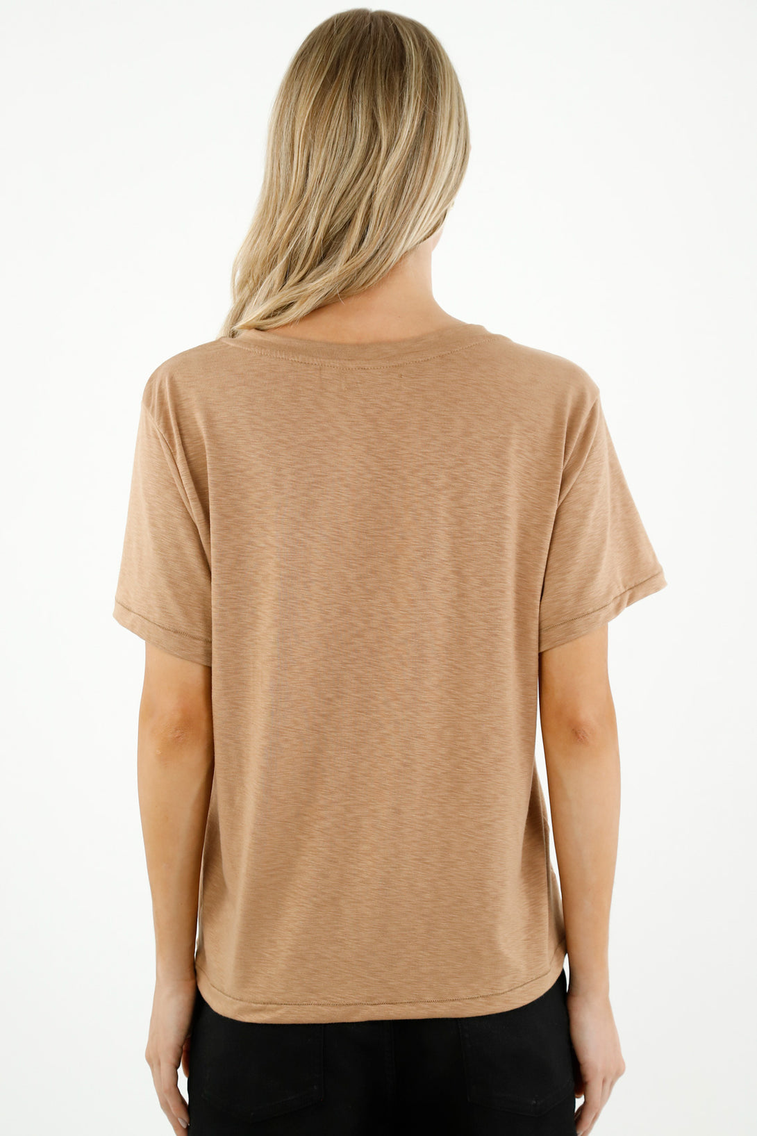 Camiseta con tela texturizada café para mujer