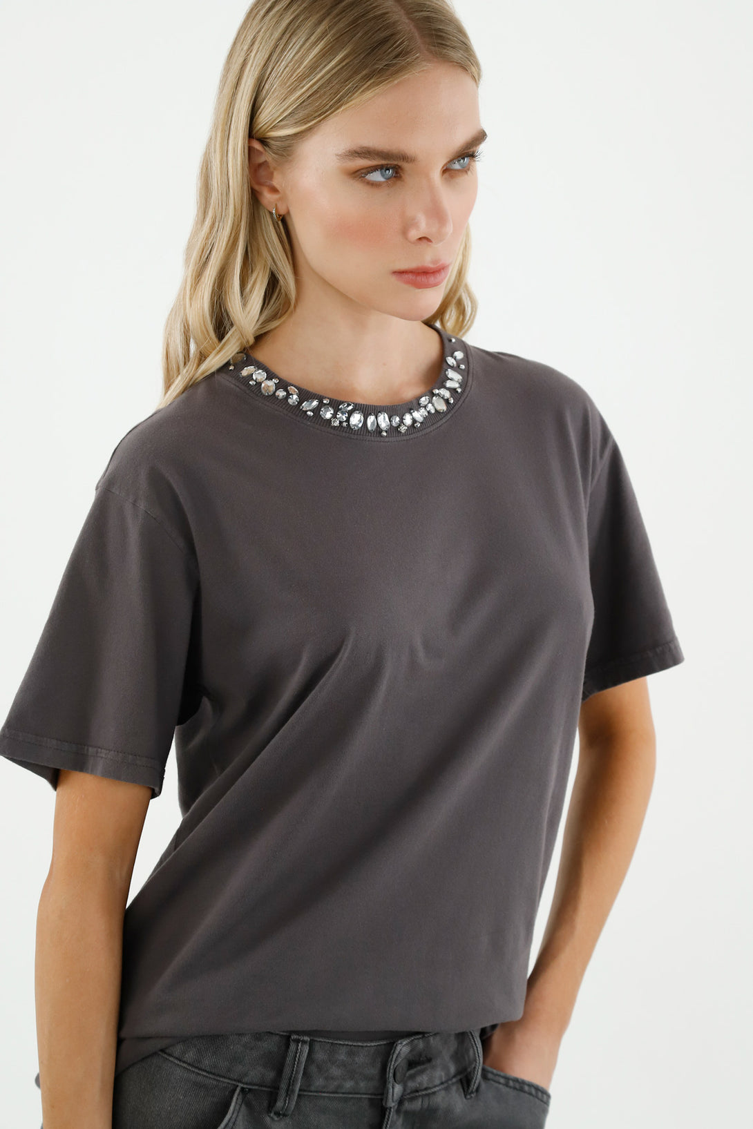 Camiseta con piedras decorativas gris para mujer