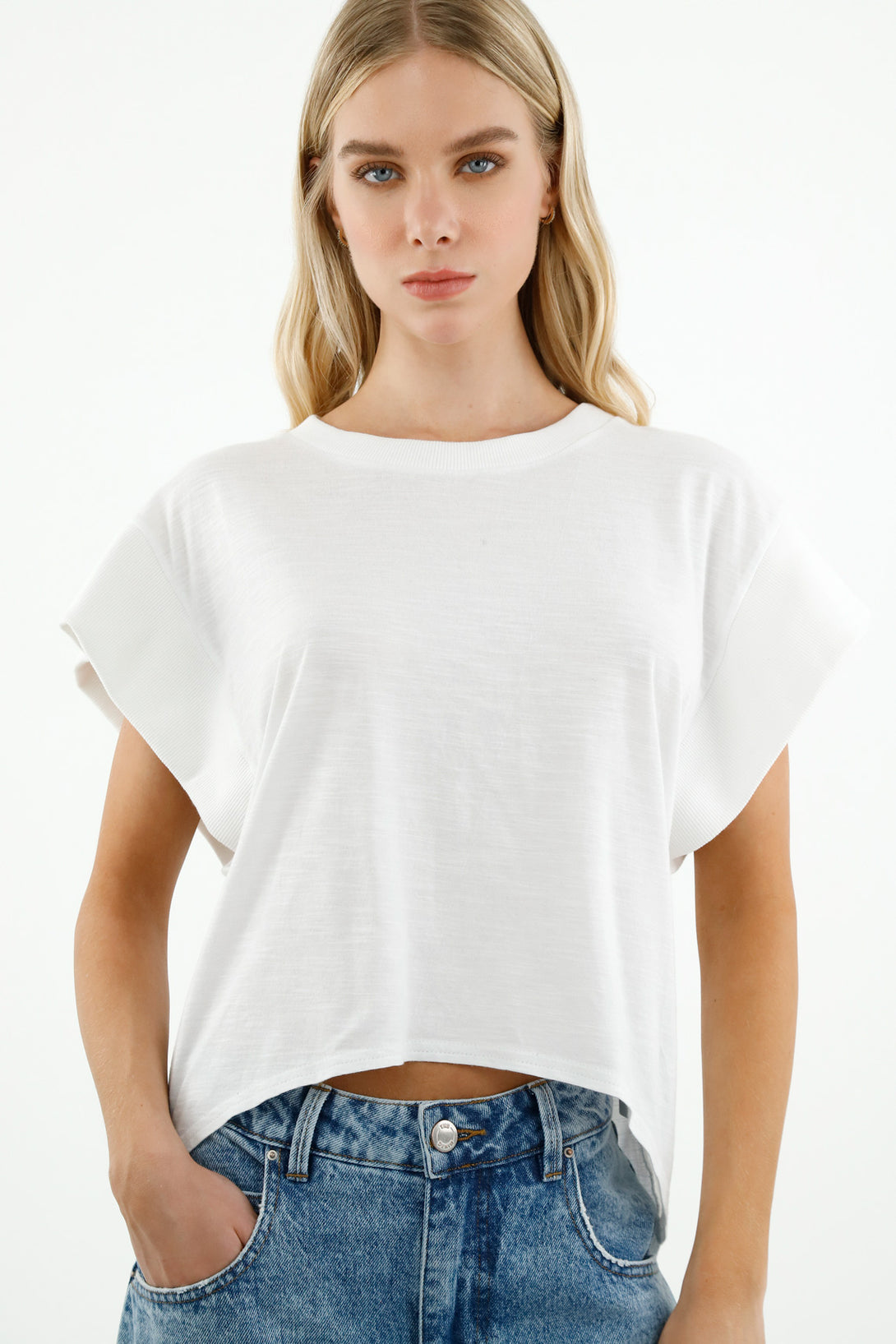 Camiseta con hombro caído blanca para mujer