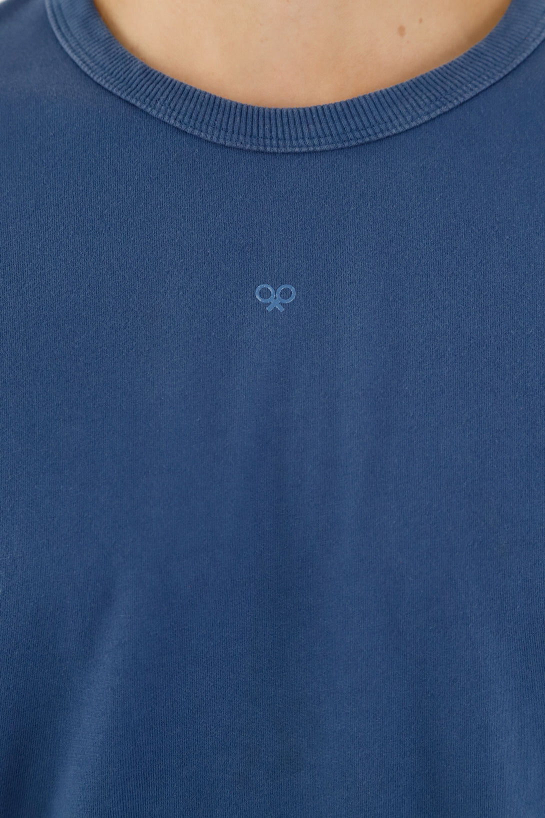 Camiseta cuello en rib azul para hombre