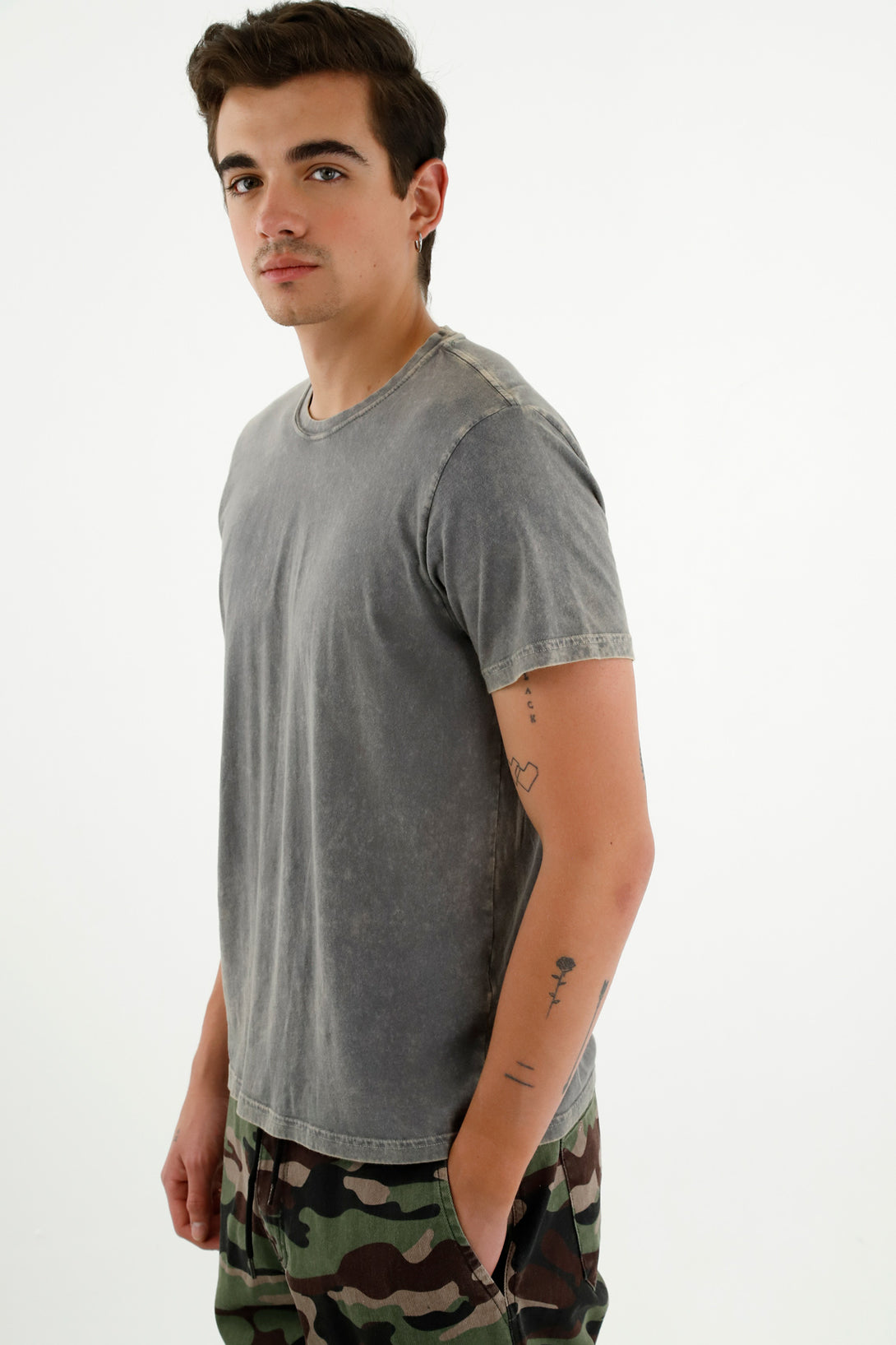 Camiseta con teñido overdye gris para hombre