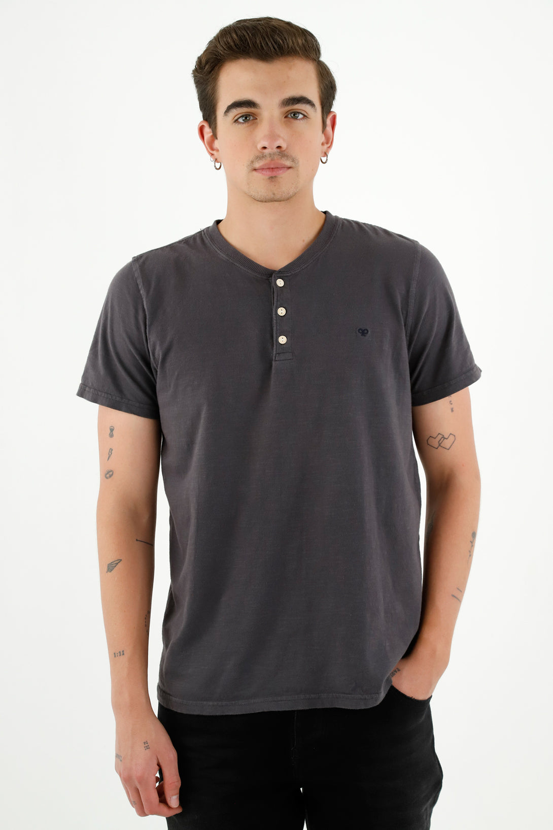 Camiseta tipo henley gris para hombre