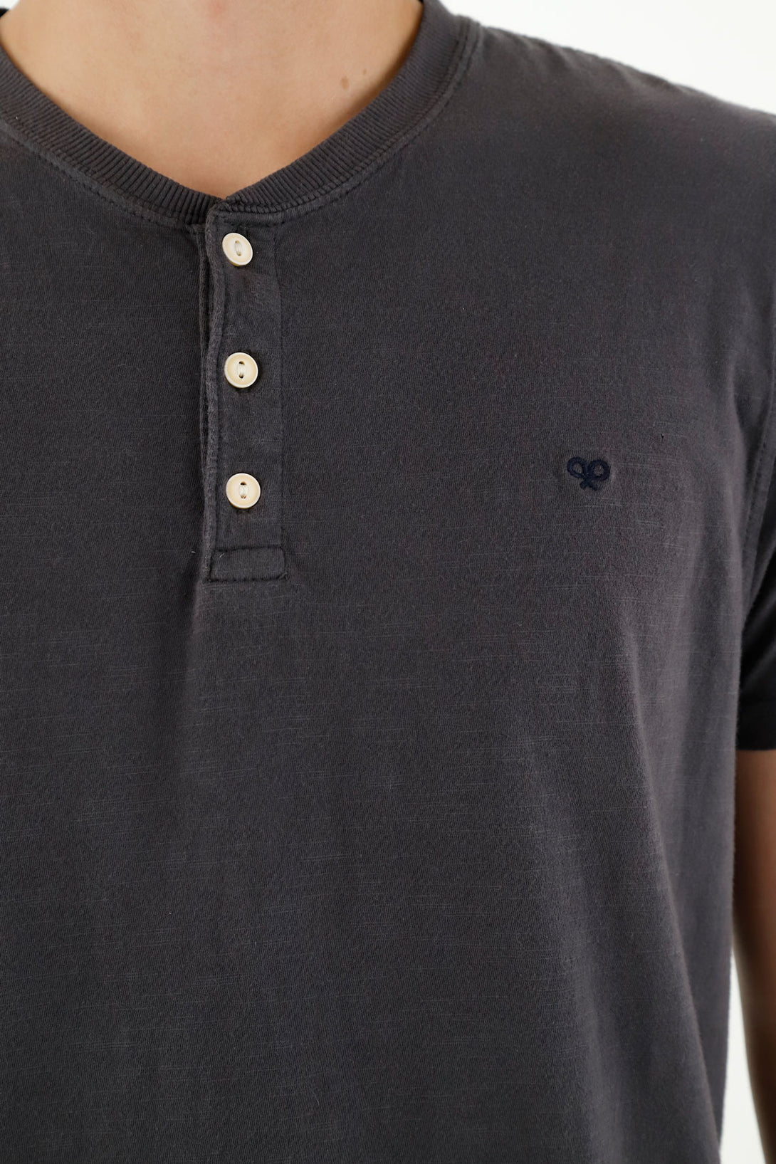 Camiseta tipo henley gris para hombre