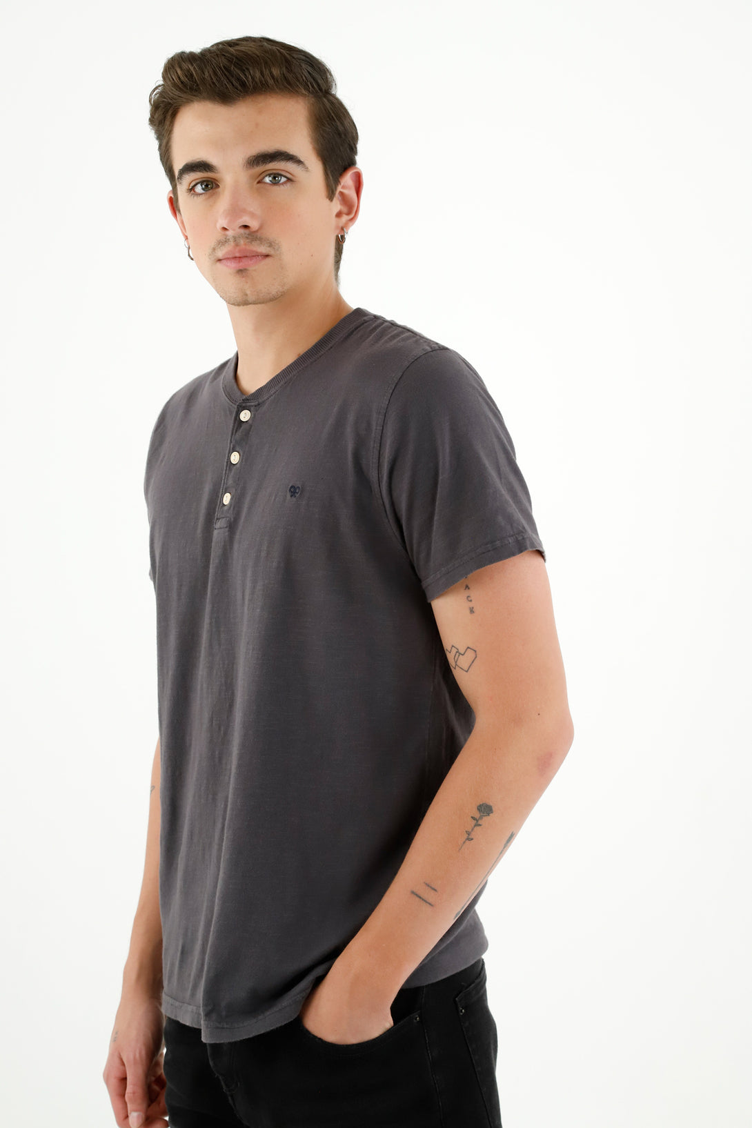 Camiseta tipo henley gris para hombre