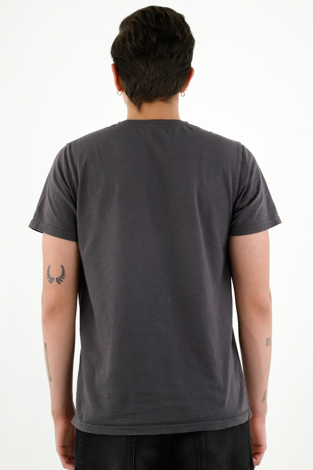 Camiseta tipo henley gris para hombre