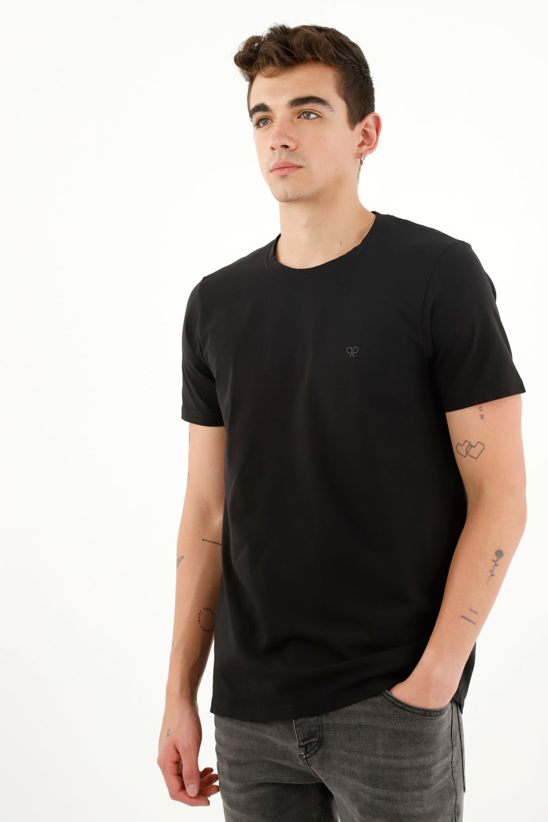 Camiseta básica negra para hombre