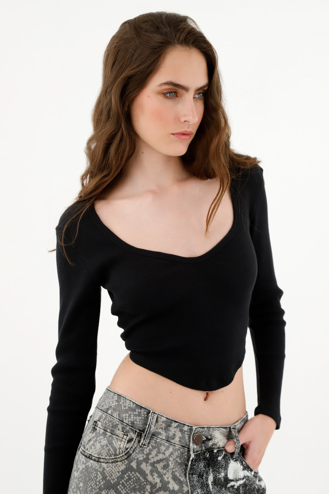 Camiseta negra tipo crop para mujer