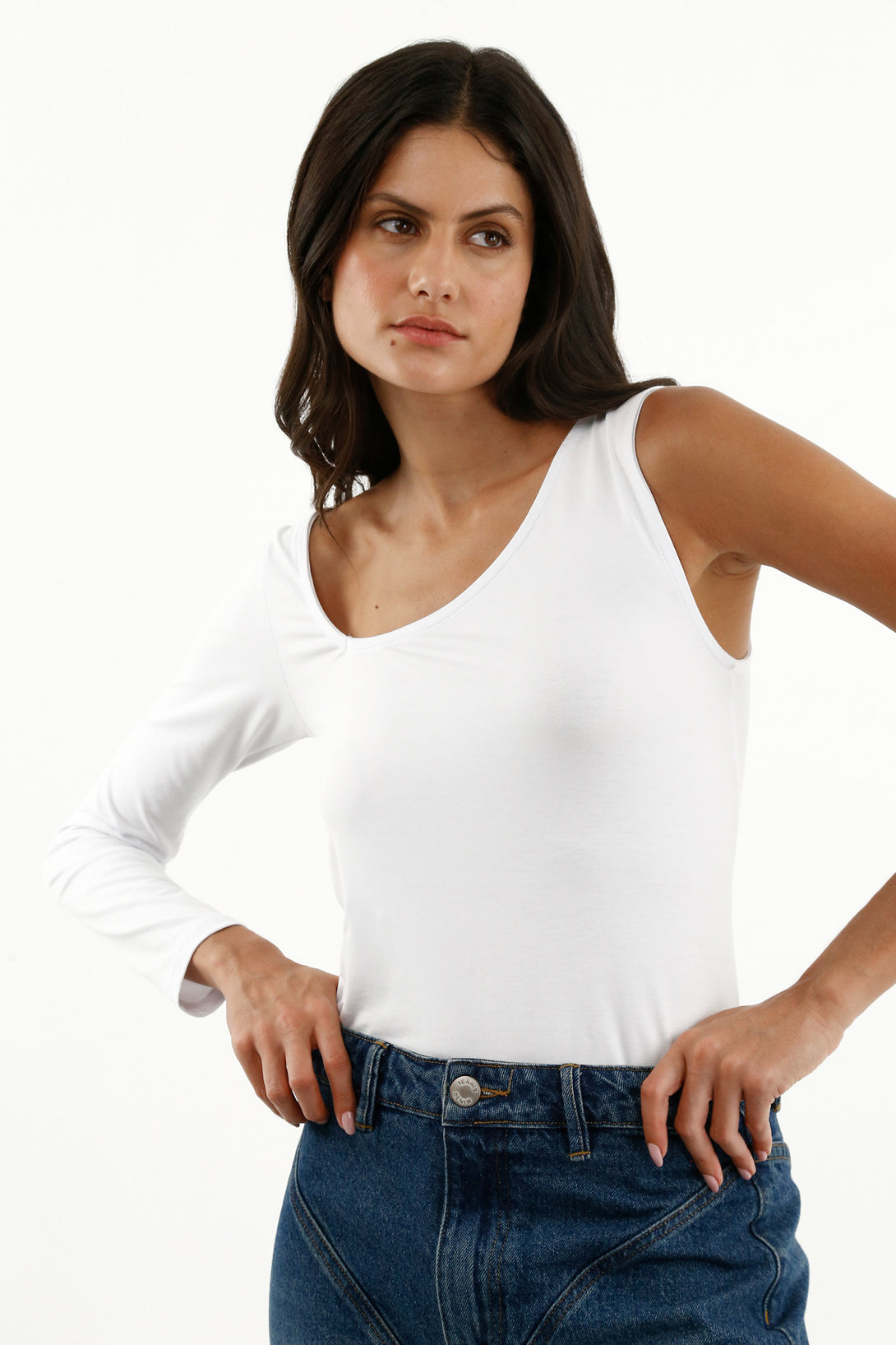 Camisa blanca con escote para mujer