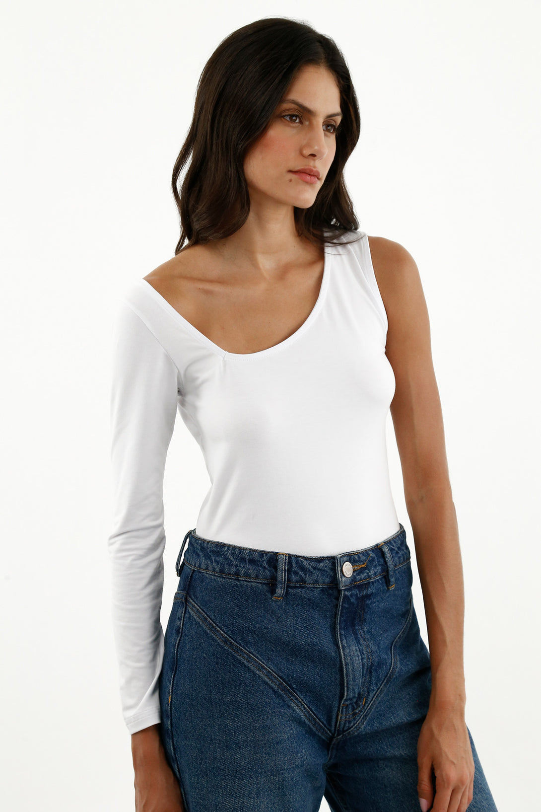 Camisa blanca con escote para mujer