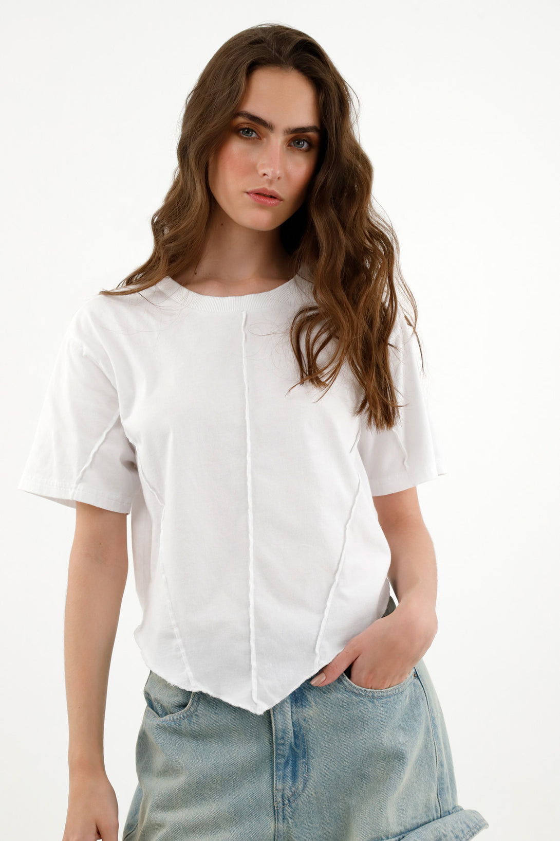 Camiseta blanca con corte en frente para mujer