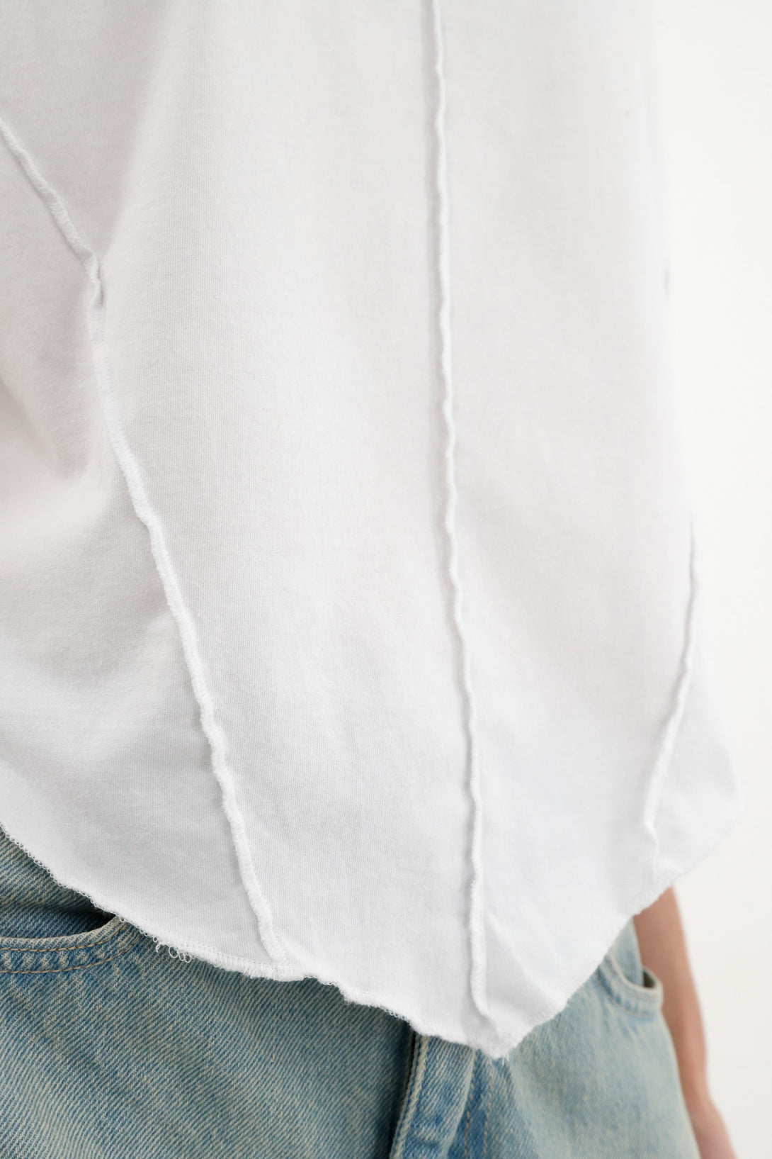 Camiseta blanca con corte en frente para mujer