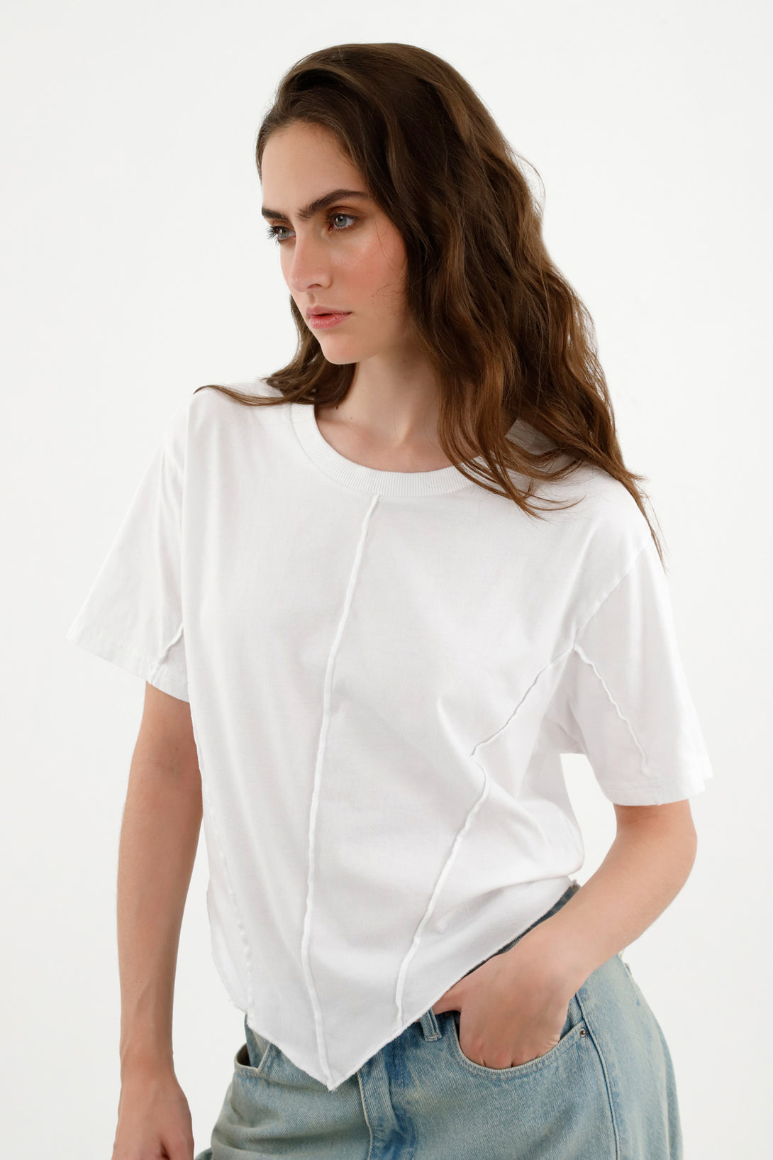 Camiseta blanca con corte en frente para mujer