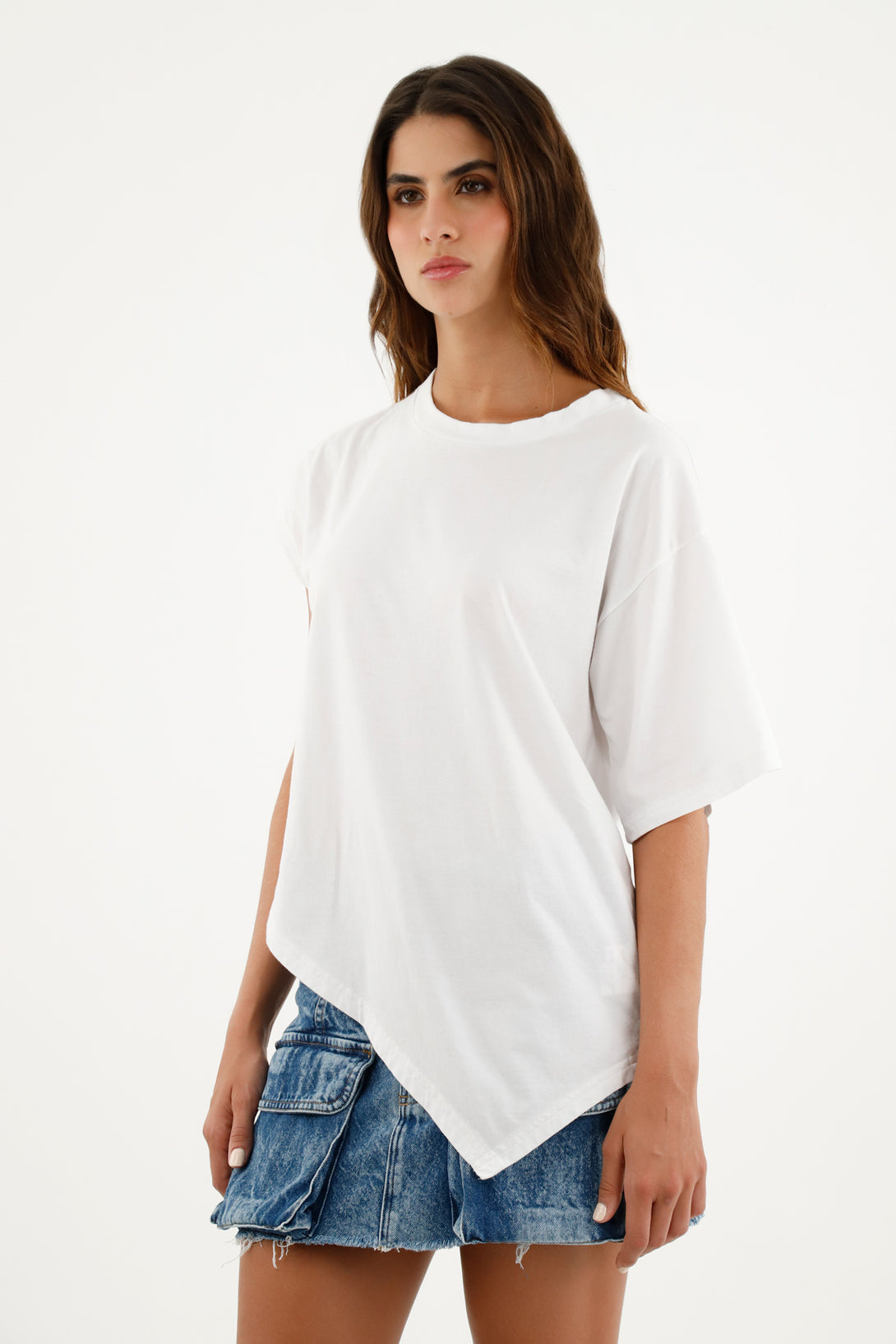 Camiseta blanca con mangas asimétricas para mujer