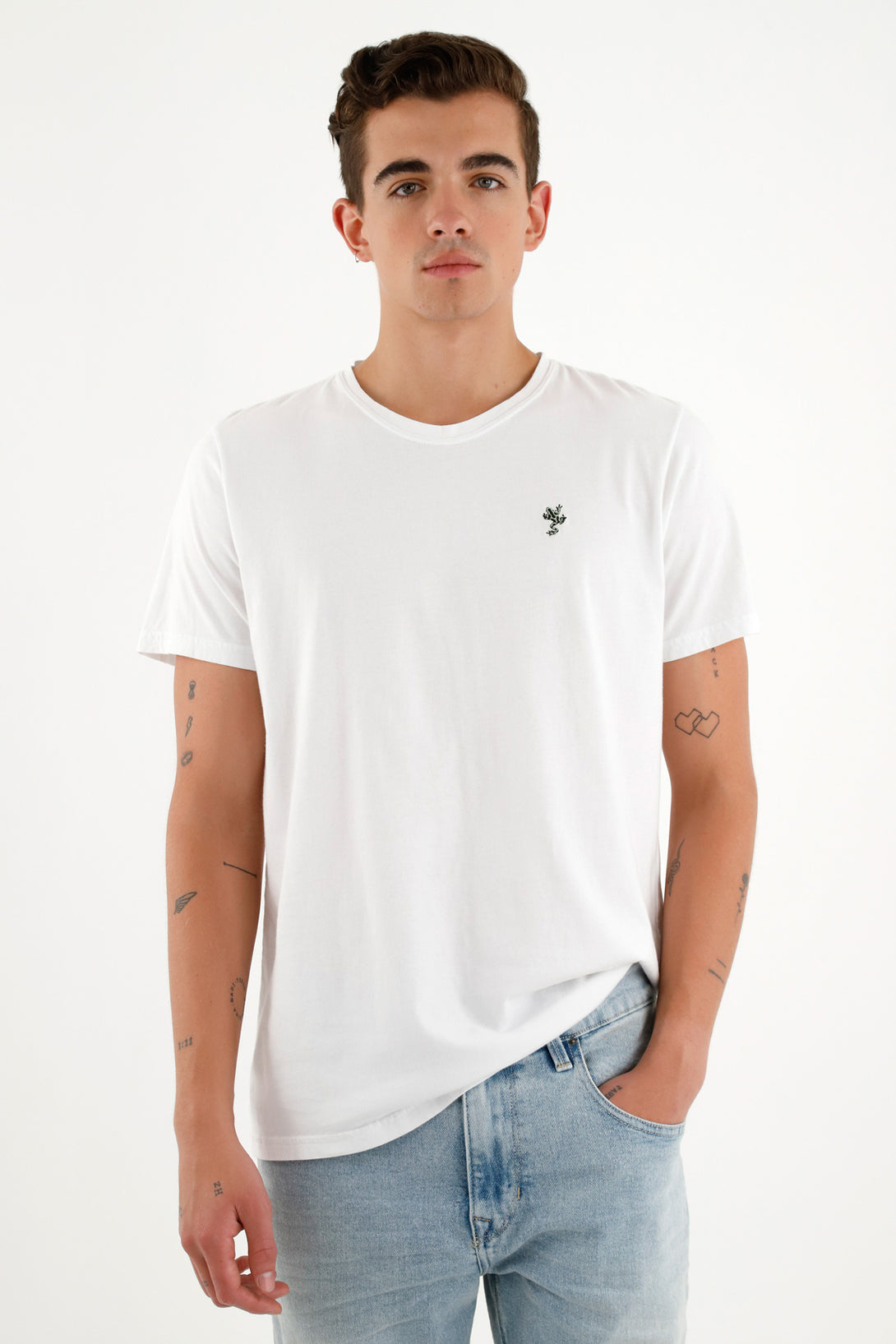 Camiseta blanca con mini bordado para hombre