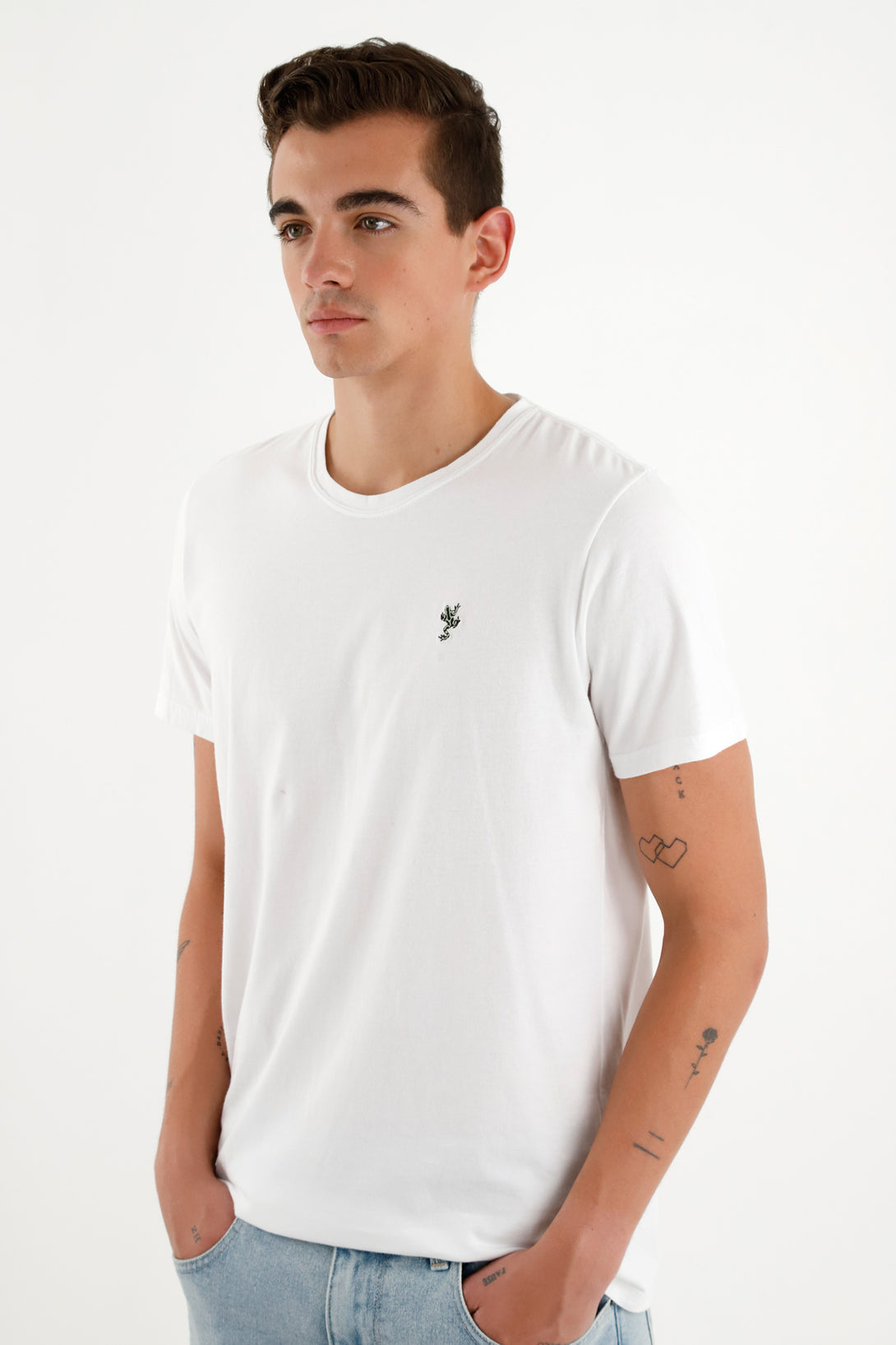 Camiseta blanca con mini bordado para hombre