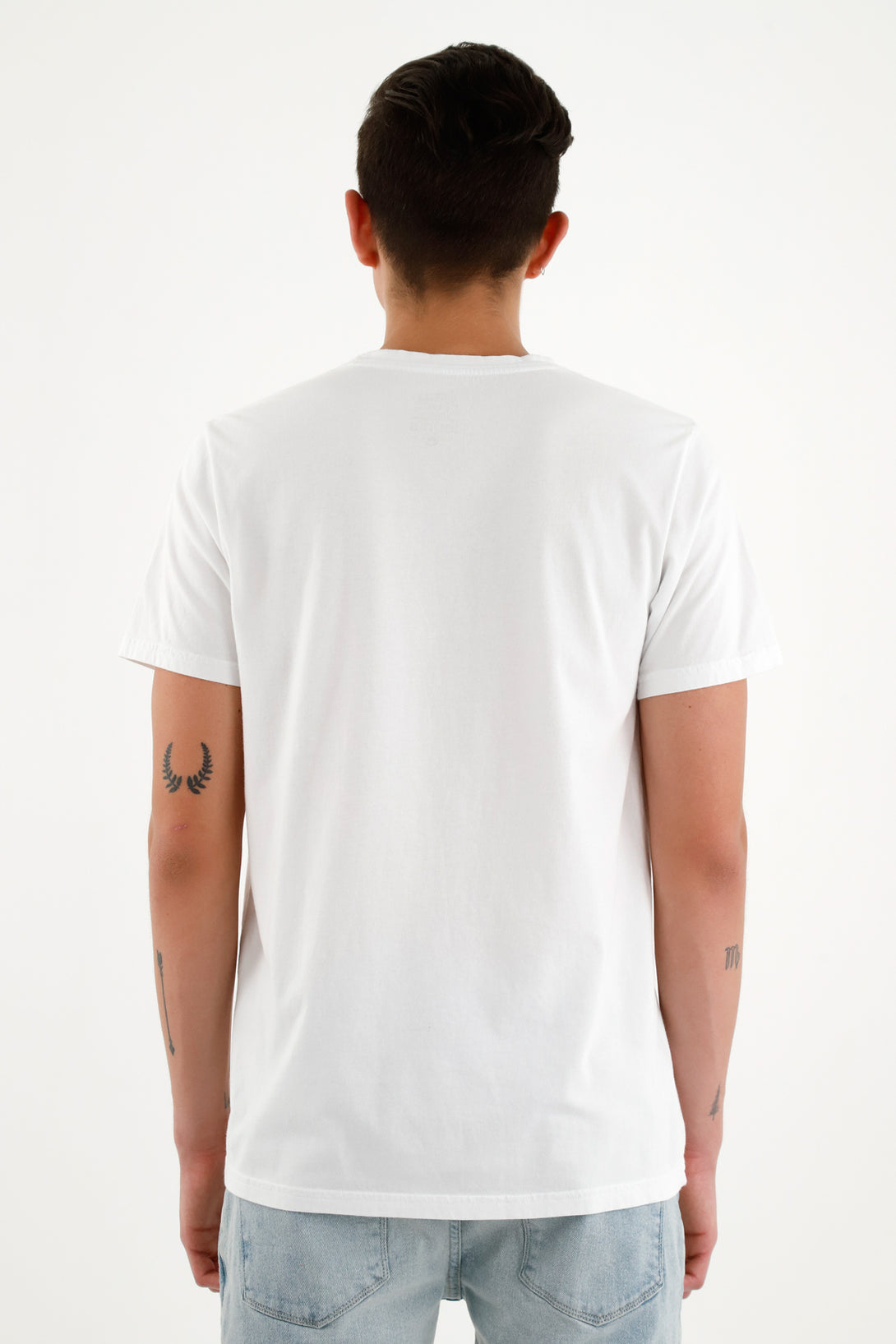 Camiseta blanca con mini bordado para hombre