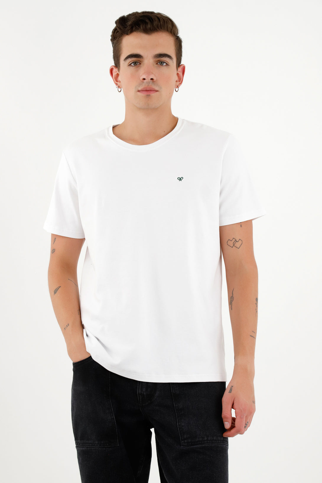 Camiseta blanca con mini raqueta bordada para hombre