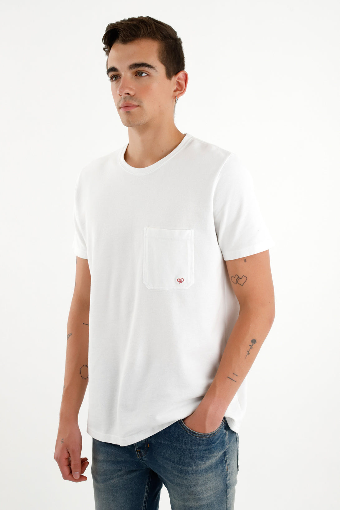 Camiseta con bolsillo de parche blanca para hombre