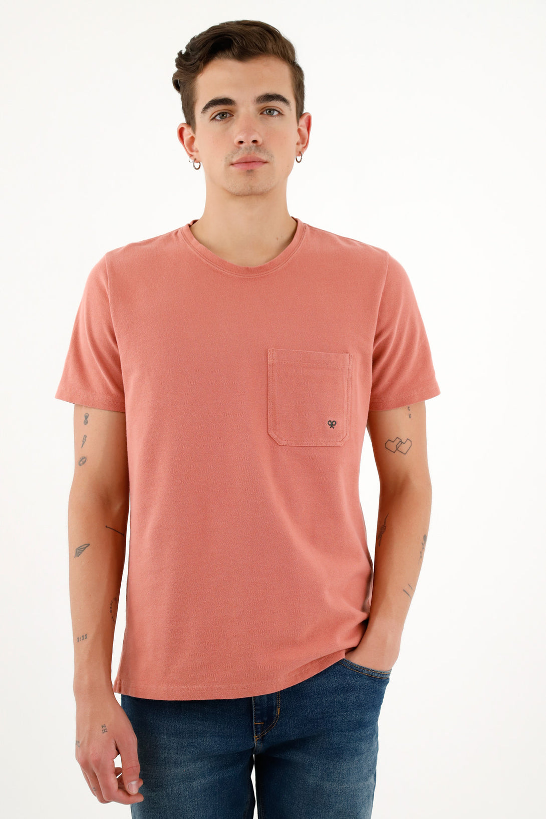 Camiseta con bolsillo de parche rosada para hombre