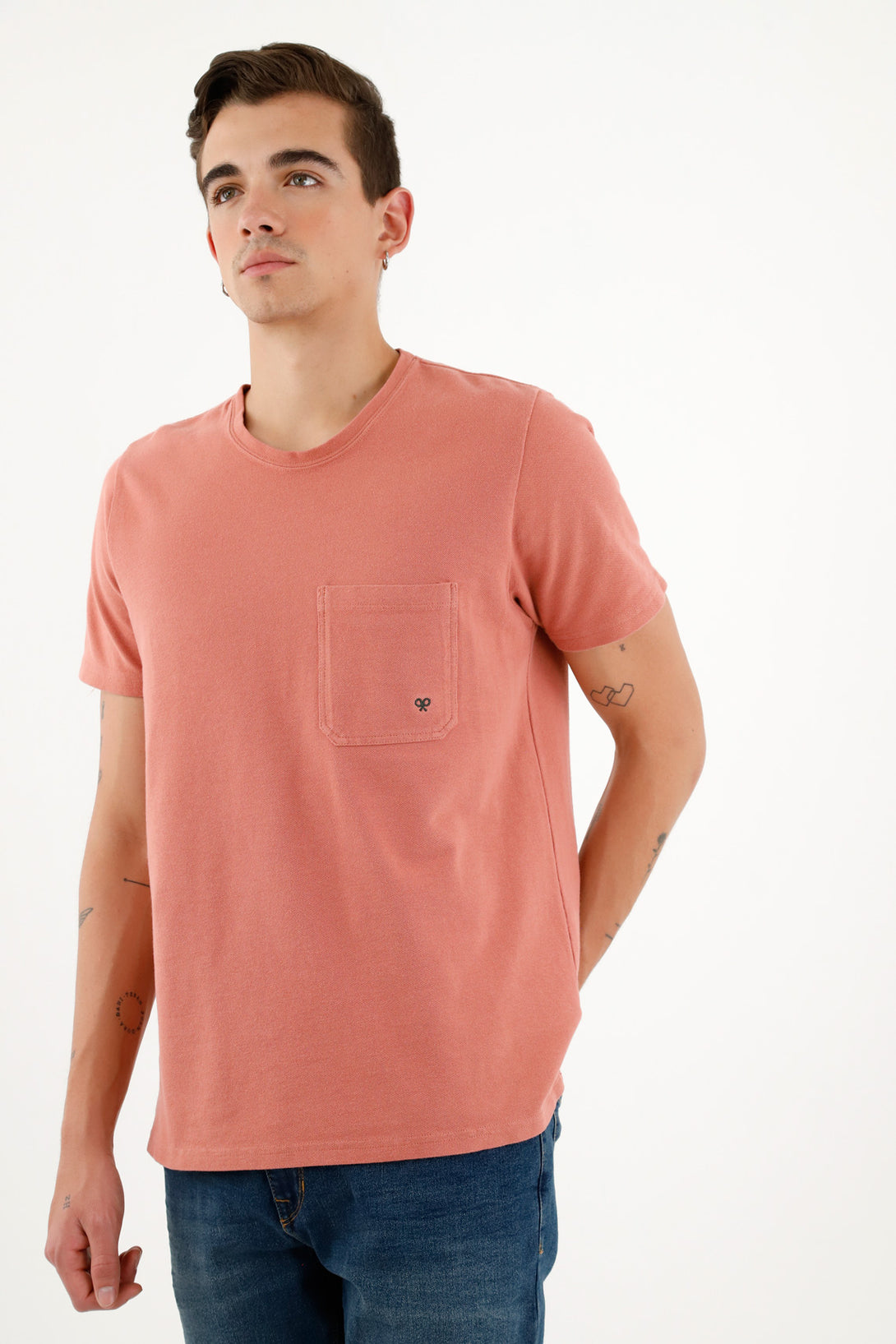 Camiseta con bolsillo de parche rosada para hombre