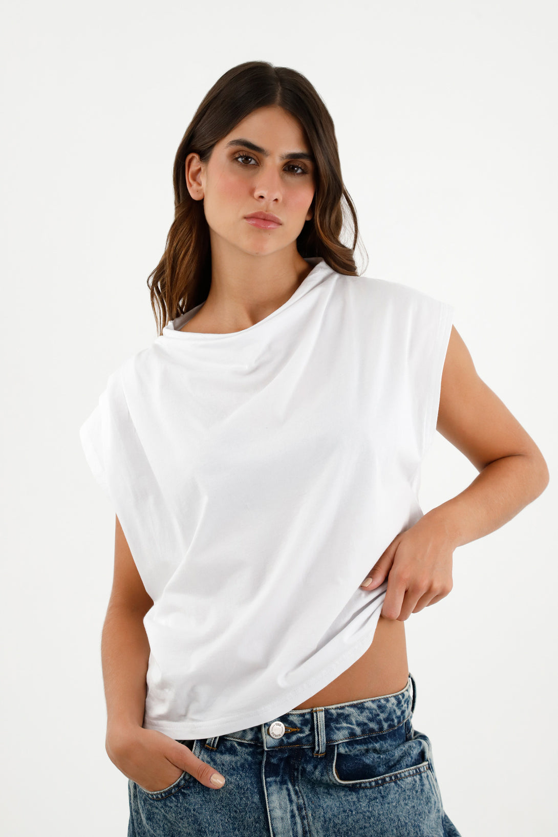 Camiseta blanca con prenses en manga para mujer