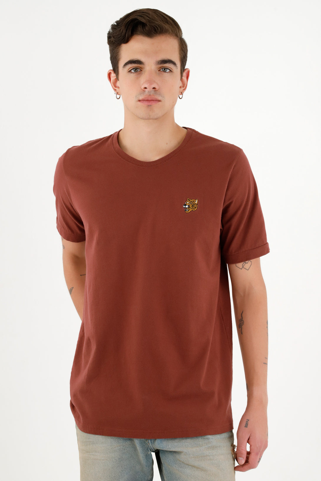 Camiseta café con mini bordado en punto corazón para hombre