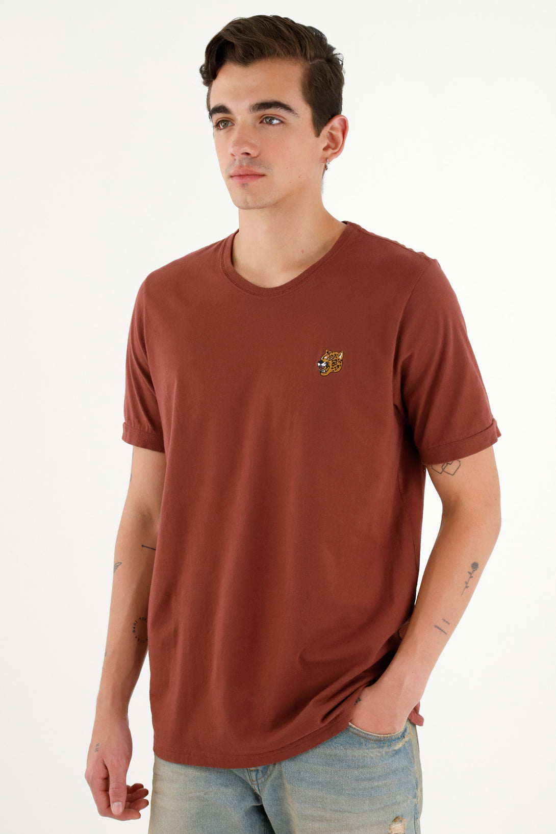 Camiseta café con mini bordado en punto corazón para hombre