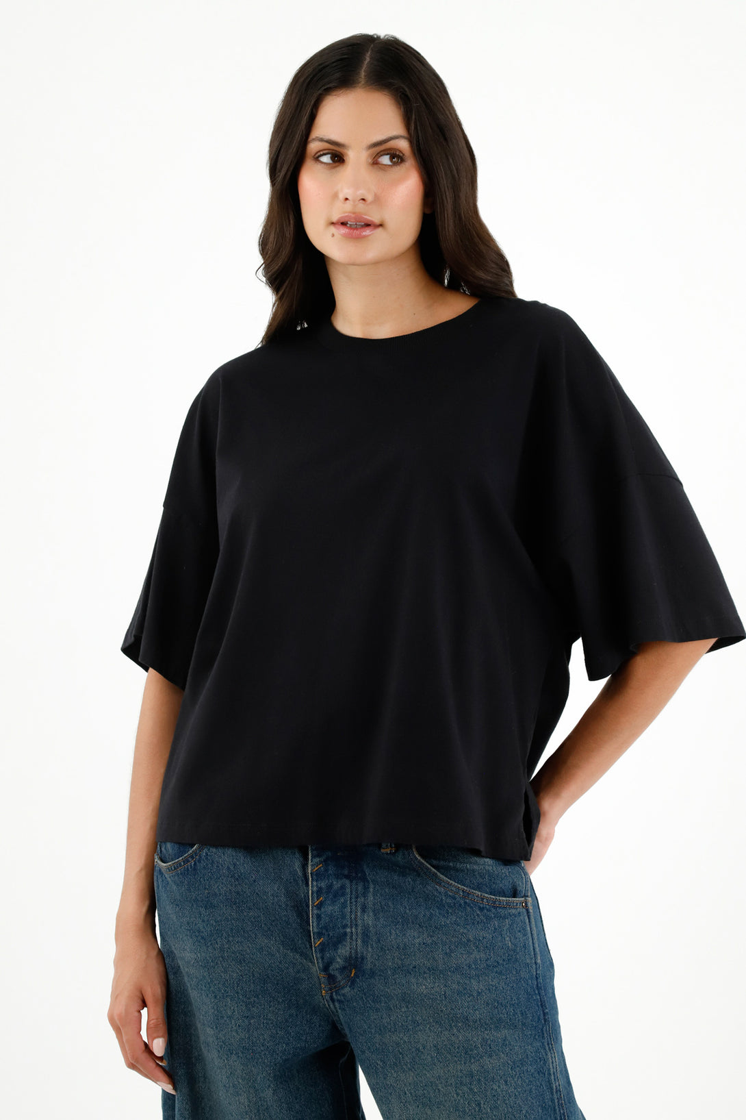 Camiseta negra con mini aberturas para mujer