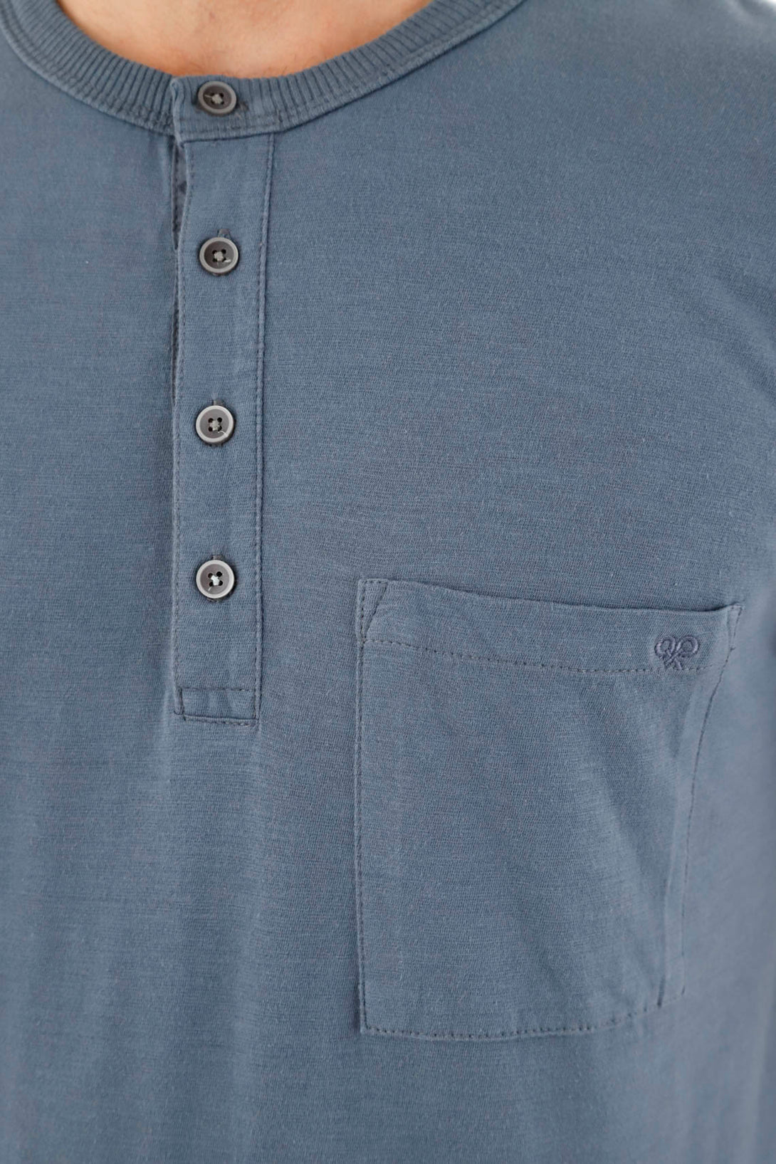 Camiseta tipo henley azul para hombre