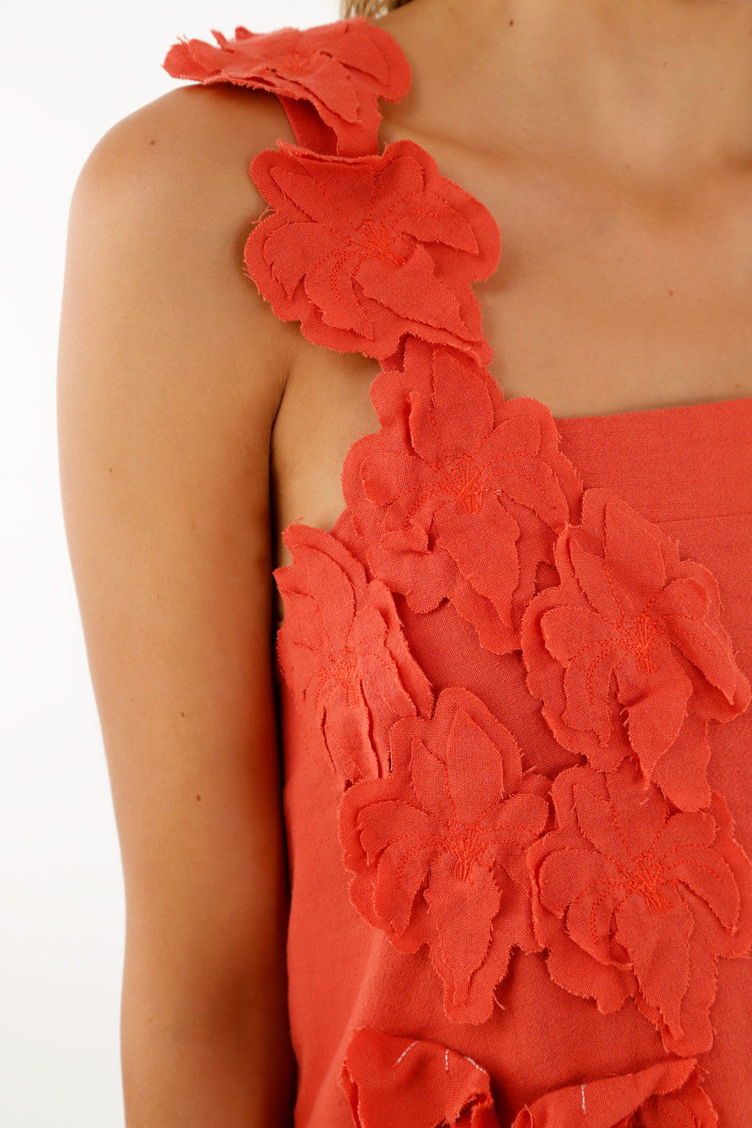 Vestido naranja con apliques de flores para mujer