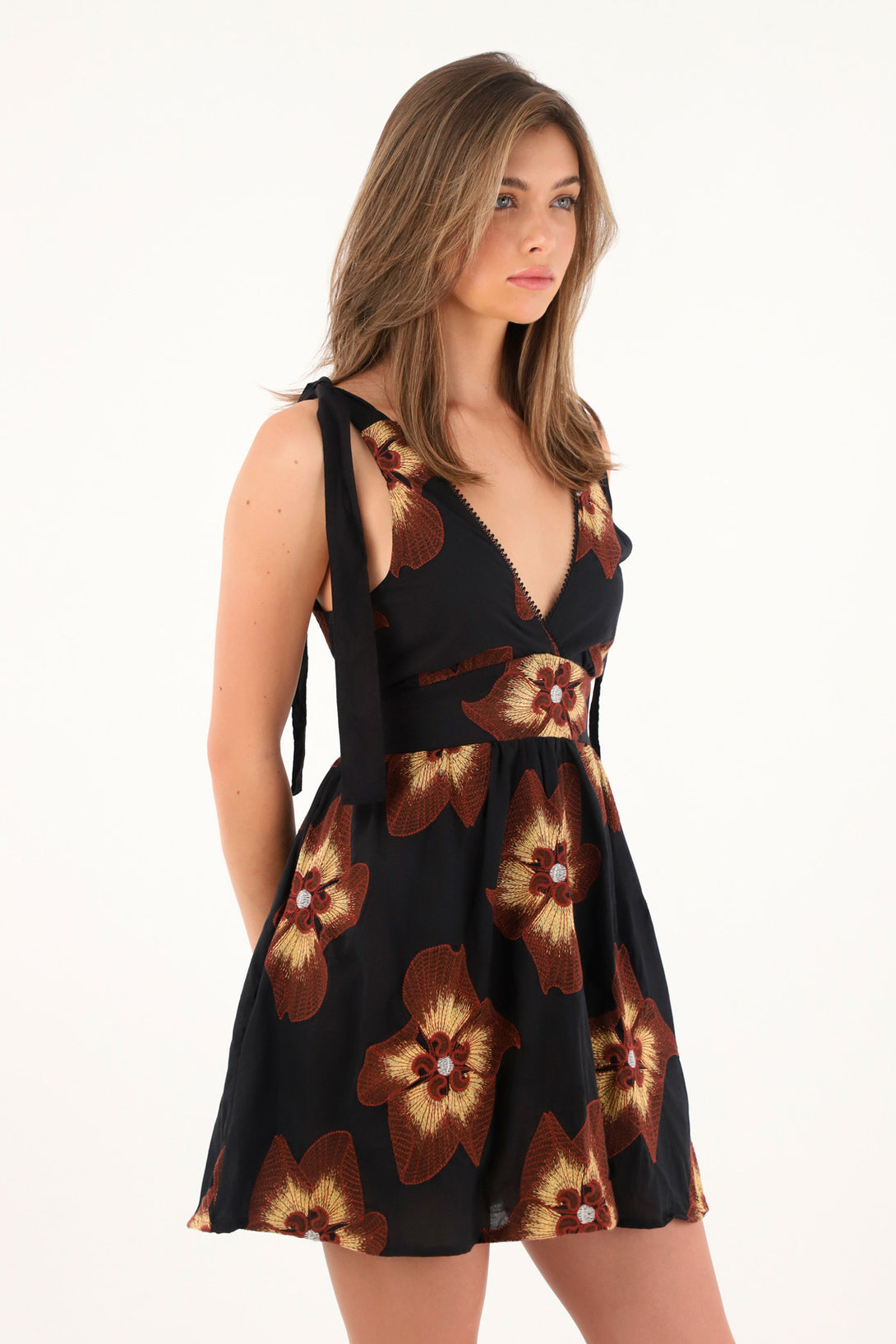 Women's short dress with embroidered flowers