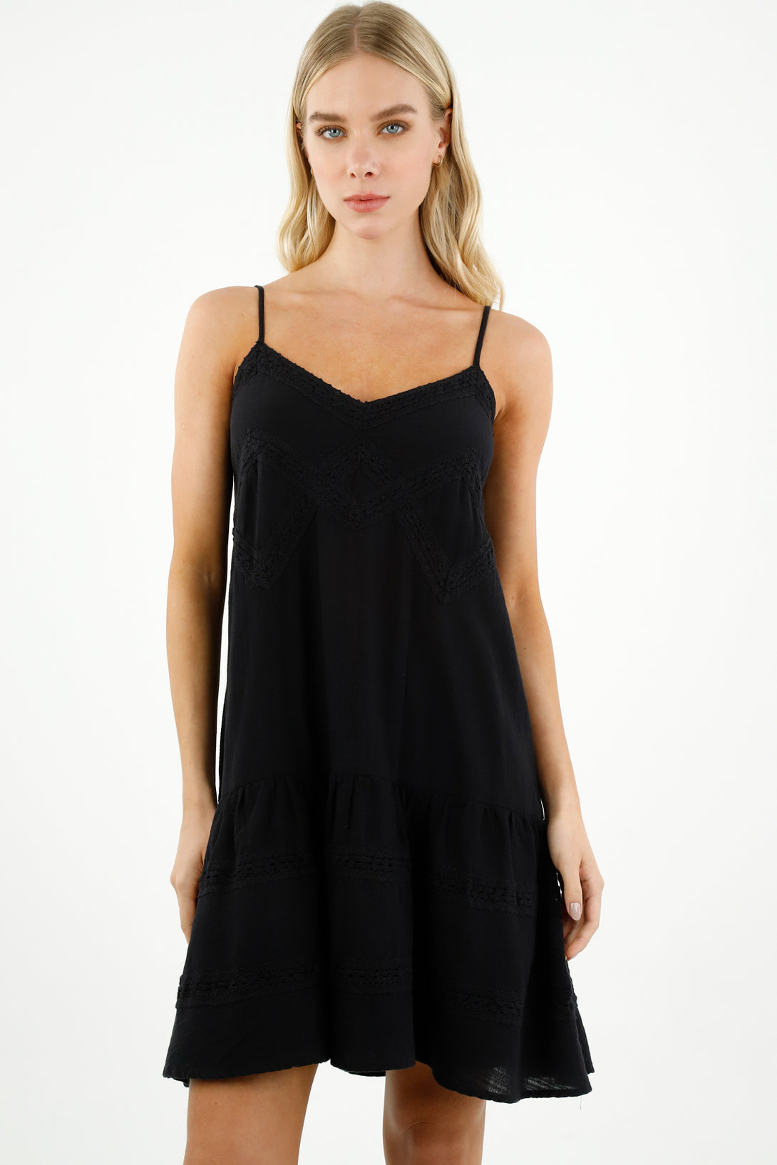 Vestido negro con escote en V para mujer