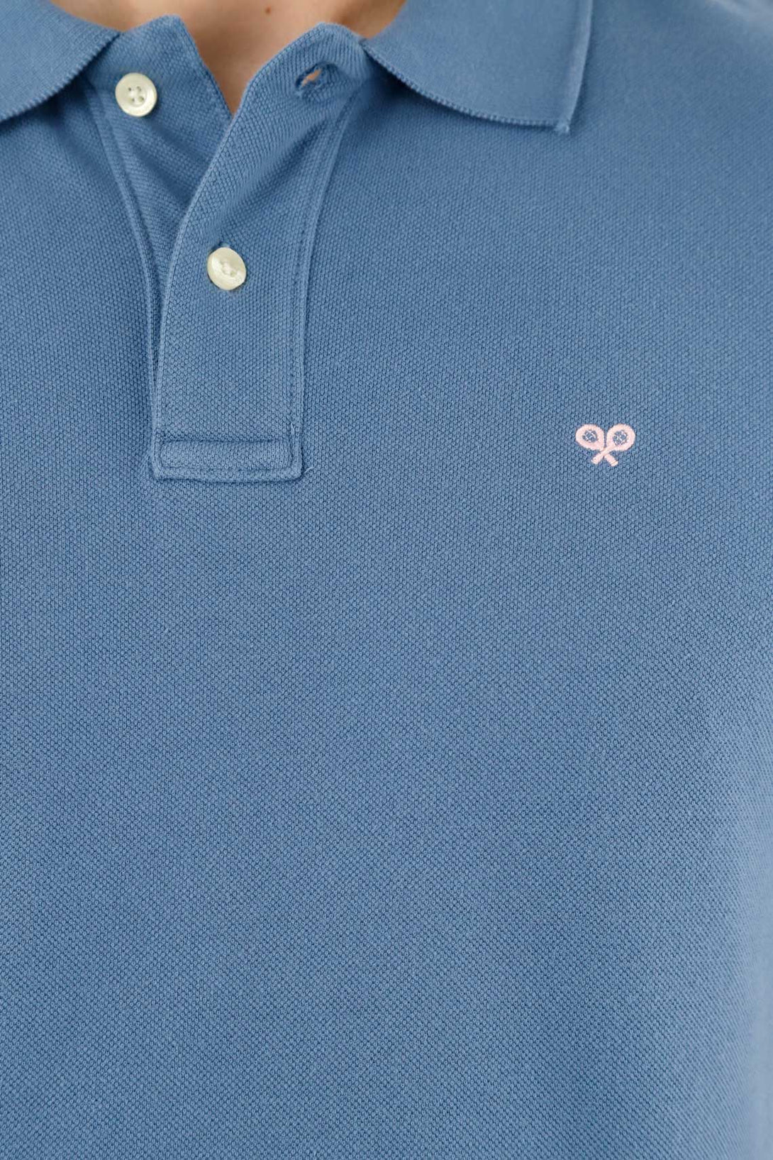 Polo azul con raqueta multicolor para hombre